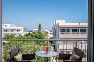 Massive 4BR Retro Apartment - 3 min Walk to Beach - 8