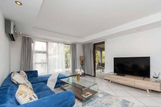 Modern Sandton City central with balcony - 6