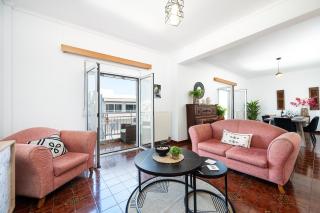 Massive 4BR Retro Apartment - 3 min Walk to Beach - 2