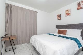 Modern Sandton City central with balcony - 4