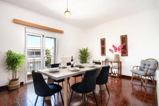 Massive 4BR Retro Apartment - 3 min Walk to Beach - 8