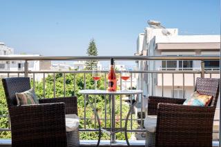 Massive 4BR Retro Apartment - 3 min Walk to Beach - 2