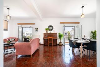 Massive 4BR Retro Apartment - 3 min Walk to Beach - 7