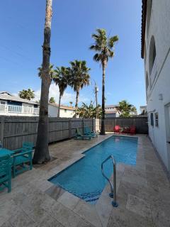 Fun Retro Island Vibe Sleeps 17 Beach 1 block - 8