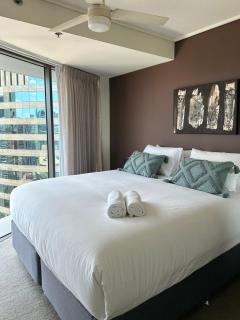 Modern Escape in the Heart of Brisbane City with an Amazing River View! - 9