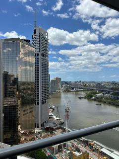Modern Escape in the Heart of Brisbane City with an Amazing River View! - 8