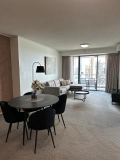 Modern Escape in the Heart of Brisbane City with an Amazing River View! - 0