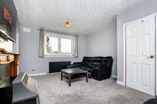 4 Bedroom House - Free Parking - 4