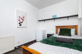 4 Bedroom House - Free Parking - 7