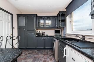 4 Bedroom House - Free Parking - 1