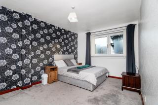 4 Bedroom House - Free Parking - 8