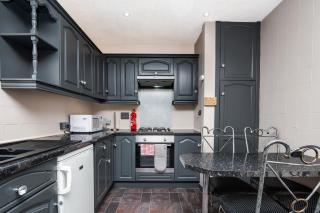 4 Bedroom House - Free Parking - 9