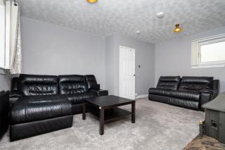 4 Bedroom House - Free Parking - 2