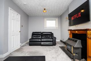 4 Bedroom House - Free Parking - 3