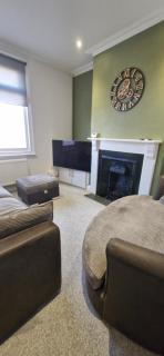 Charming 2-Bed Terrace Close to Station, NEC, Airport - 8