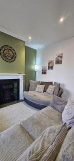 Charming 2-Bed Terrace Close to Station, NEC, Airport - 3