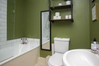 Spacious City Centre Apartment Bath - 3