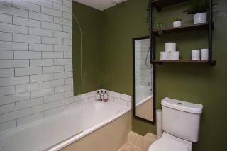 Spacious City Centre Apartment Bath - 2