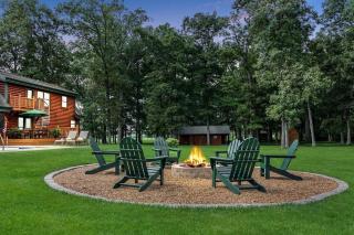 Family-Favorite Cabin with Private Seasonal Pool and Movie Theater - 8