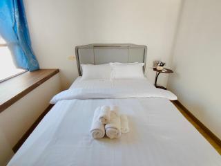 Danga Bay Beach-Side Family Getaway - 4