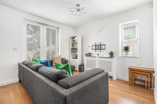 Modern 2 bedroom flat - 1 min walk from train station - 8