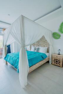 Big Room with Private Balcony 8 mins to Pererenan beach - 8