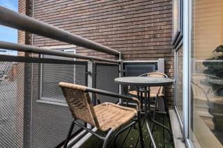 Central Apt Near Old Market Square with Parking - 8