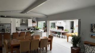 Large and spacious family home is leafy suburb - 0