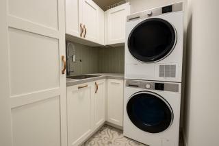 Modern 2BR Sunset Apartment BBQ - 6