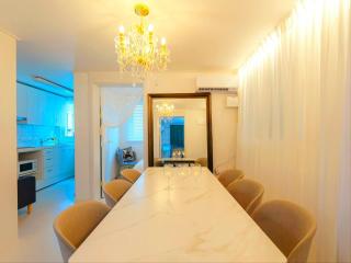 Hongdae 5 minutes, park view, 8-person family, free parking, luggage storage, early check-in, late check-out, infant welcome, dryer and bidet - 8