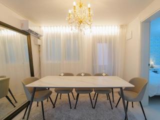 Hongdae 5 minutes, park view, 8-person family, free parking, luggage storage, early check-in, late check-out, infant welcome, dryer and bidet - 1