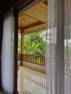 Widi's House with Jungle Lush View - 5