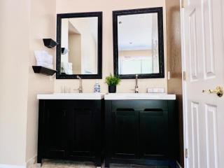 5 bedroom house in prestigious neighborhood! - 4