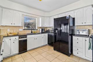 Charming 3BR Waterfront Gem in Cedar Point - 4