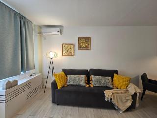 Central Art Boutique - Business Ready & Mid-Term - 1