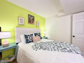 Sunlit 2BR Private Entry Parking & Laundry - 8