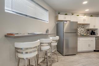 2 Mi to Old Town Scottsdale: Sleek Apartment - 3
