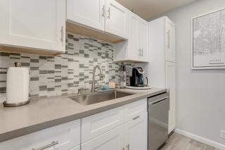 2 Mi to Old Town Scottsdale: Sleek Apartment - 2