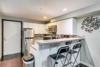Walkable Belltown Hub! 3rd-Floor Montreux Condo - 2