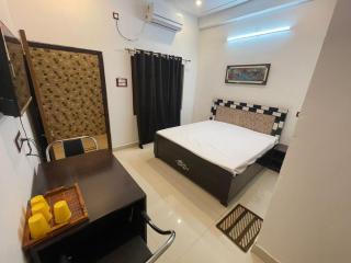 Shraddha Guest House Luxury Stay in Ayodhya - 9