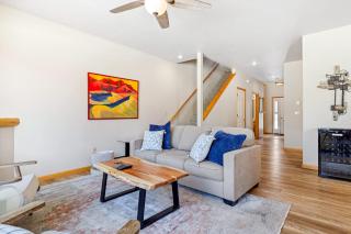 Big Sky Townhome - Fireplace Hot Tub - 5