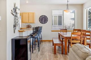 Big Sky Townhome - Fireplace Hot Tub - 4