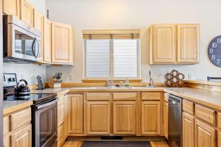 Big Sky Townhome - Fireplace Hot Tub - 3