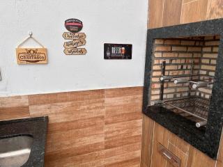 IcapuíHouse Casa Beira mar 5 suítes todas com ar condicionado Cozinha completa com Microondas airfryer forno elétrico fogão Geladeira freezer cafeteria elétrica e utensílios Tudo para vc se sentir em casa além de um Deck com churrasqueira vista mar - 9