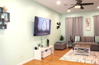 Perfect Getaway at CWE- Entire Home with Free Parking Near Fox, Universities and More! - Saint Louis - 9