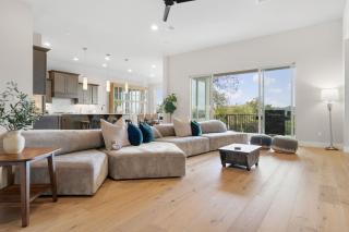 Luxury 4BR Escape Private Cinema & Views - Leander - 7