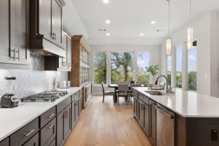 Luxury 4BR Escape Private Cinema & Views - 5