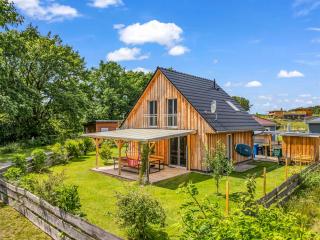 Haus am Seeufer mit Badestelle in 200m, große Sonnenterrasse, umzäunter Garten, Hunde willkommen - 0