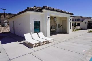 Modern Desert Oasis with shared Pool and Hot Tub - 1