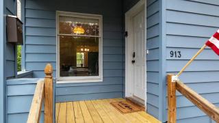 Blue & Gold Retreat sleeps 14 Minutes from ND - 6